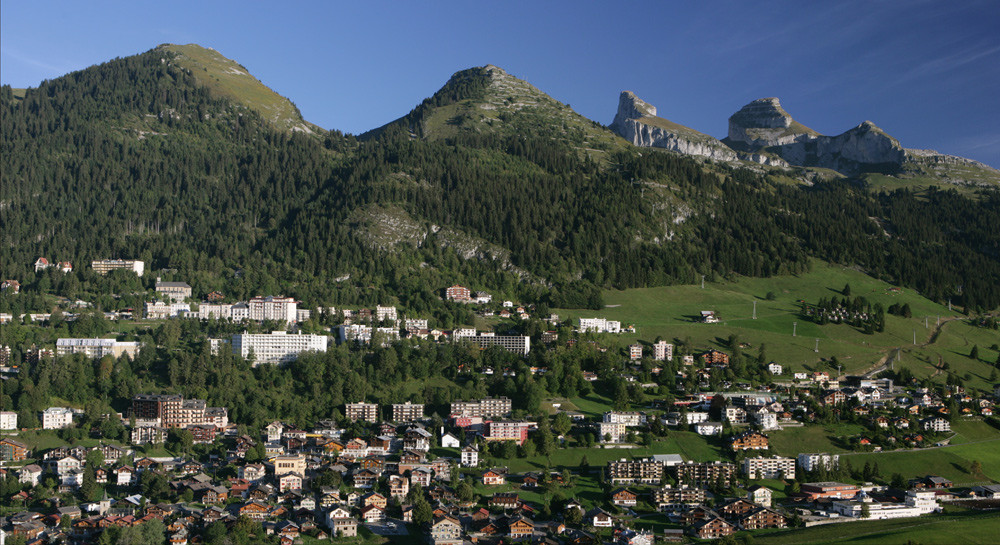 Charmant chalet composé de 5 logements et un restaurant à Leysin (VD-CH)