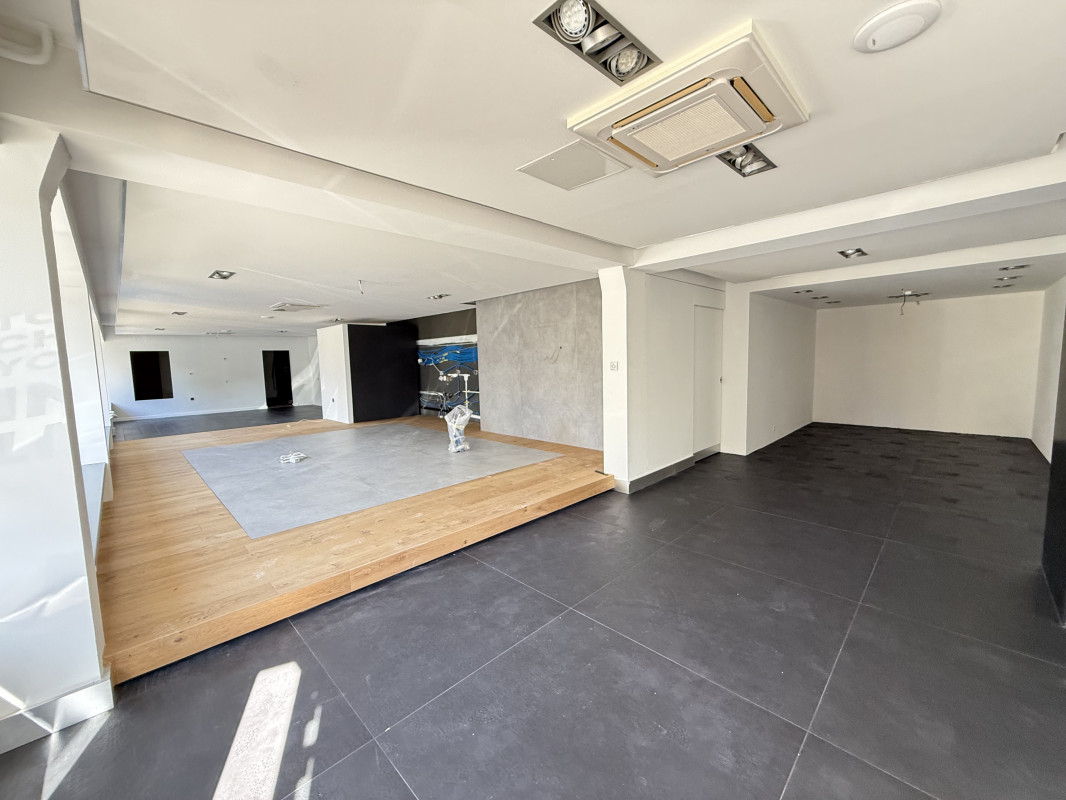 Surface commerciale d'env. 143m2 avec parking - Rte de Vevey 29, 1009 Pully