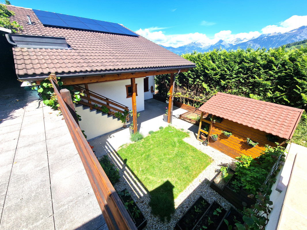 Magnifique vue ! Chalet  4,5 pces, 2 chambres à coucher, panneaux solaires