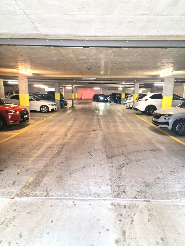 Place de parc souterraine large dimension dans parking immeuble récent, Minergie