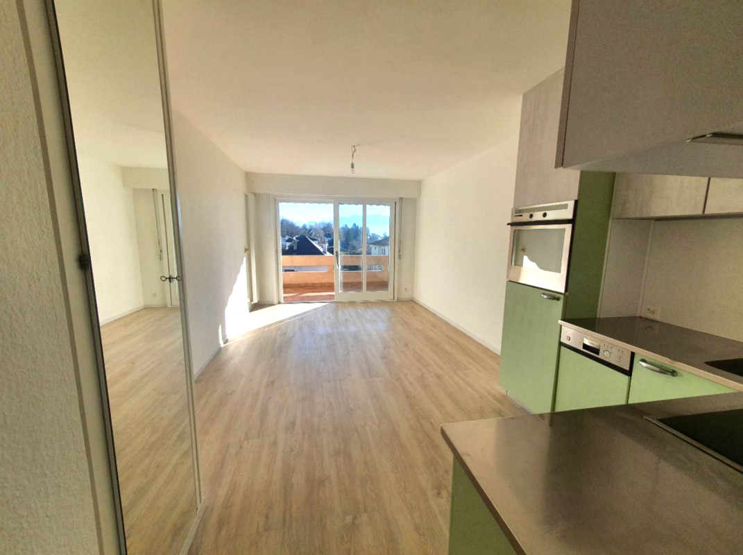 Appartement traversant 2 pièces dans Résidence ,rénové, piscine, espace/solarium