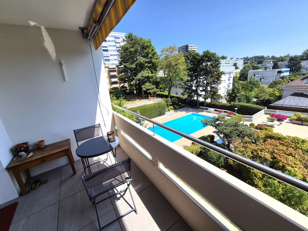 Appartement traversant 2 pièces dans Résidence ,rénové, piscine, espace/solarium