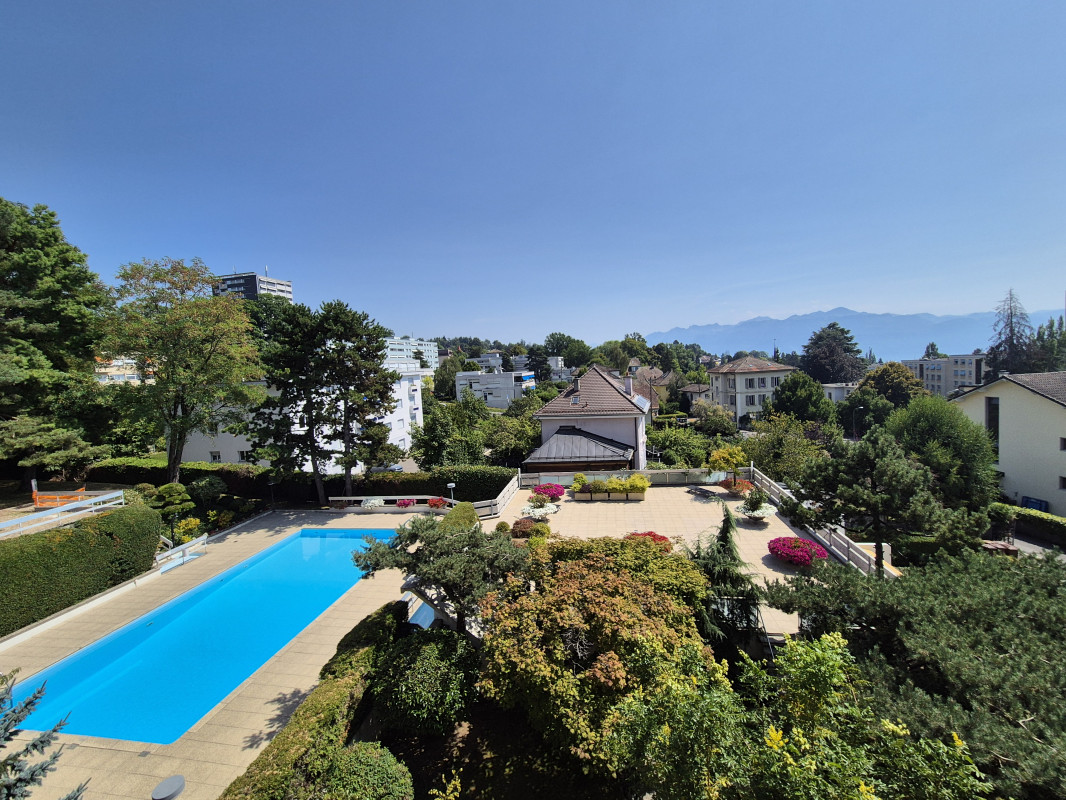 Appartement traversant 2 pièces dans Résidence ,rénové, piscine, espace/solarium