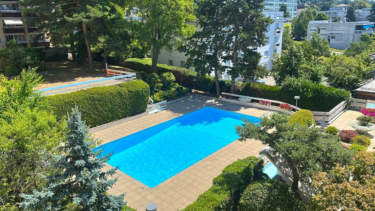 Appartement traversant 2 pièces dans Résidence ,rénové, piscine, espace/solarium