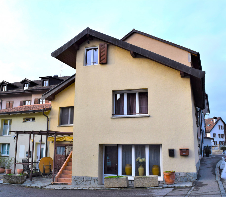 Maison villageoise 5,5 pièces, contigue en pigon, entrée local indépendant 