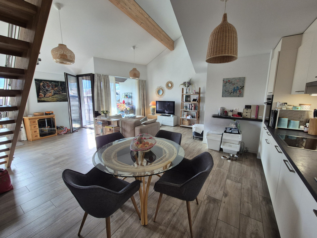 Lumineux Attique Duplex de 4,5 pièces 112m2 à Chessel