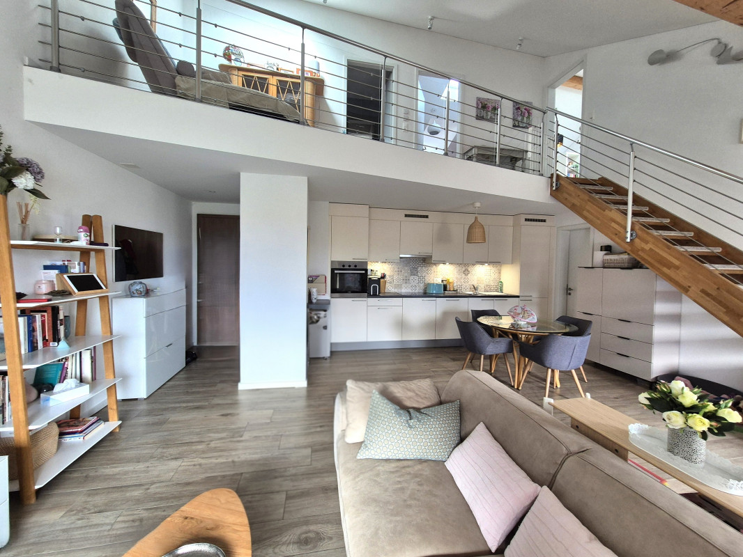 Coup de coeur assuré ! Superbe attique duplex 4,5 pièces à deux pas du lac