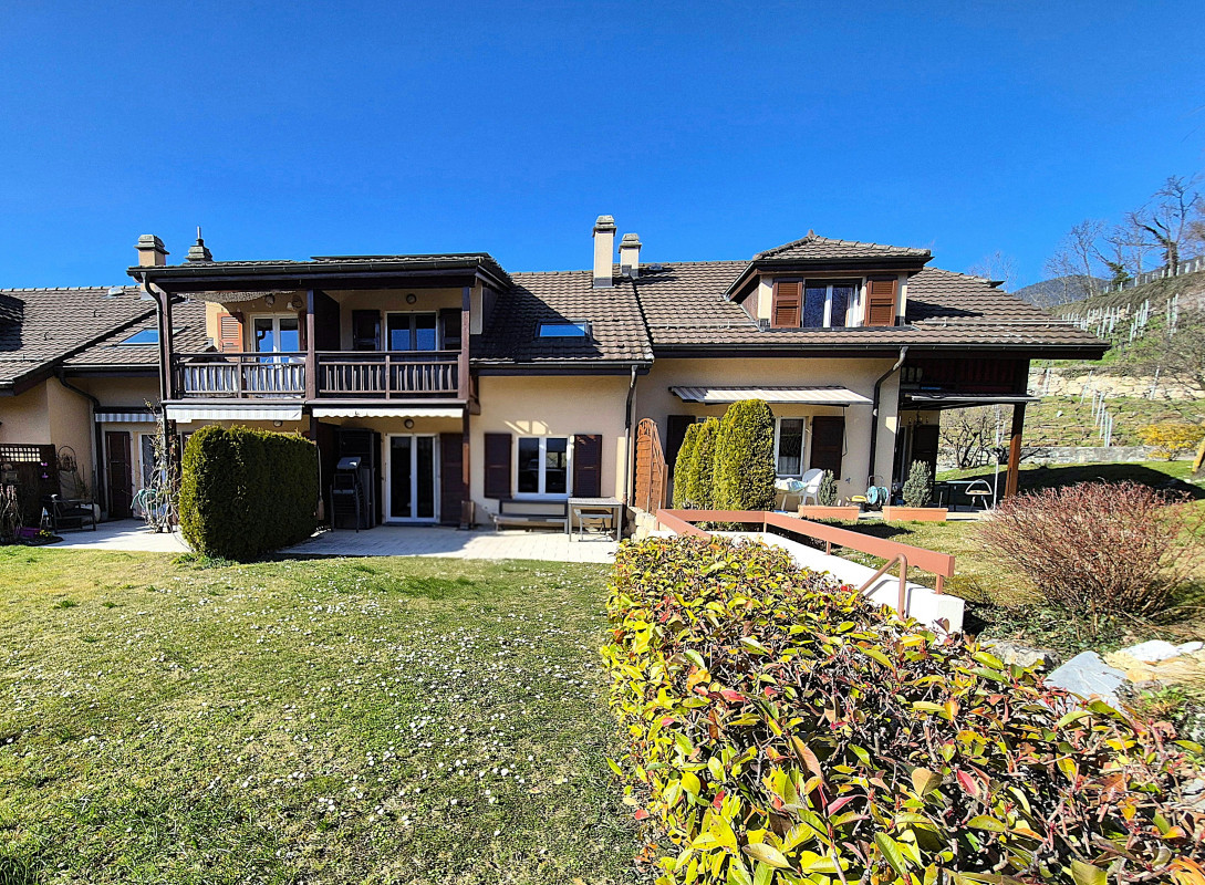 Superbe maison mitoyenne rénovée de 4,5 pièces avec terrasse, jardin et garage 