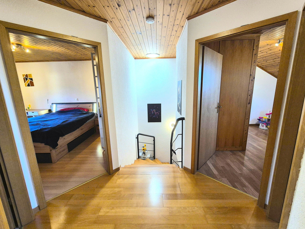 Superbe maison mitoyenne rénovée de 4,5 pièces avec terrasse, jardin et garage 