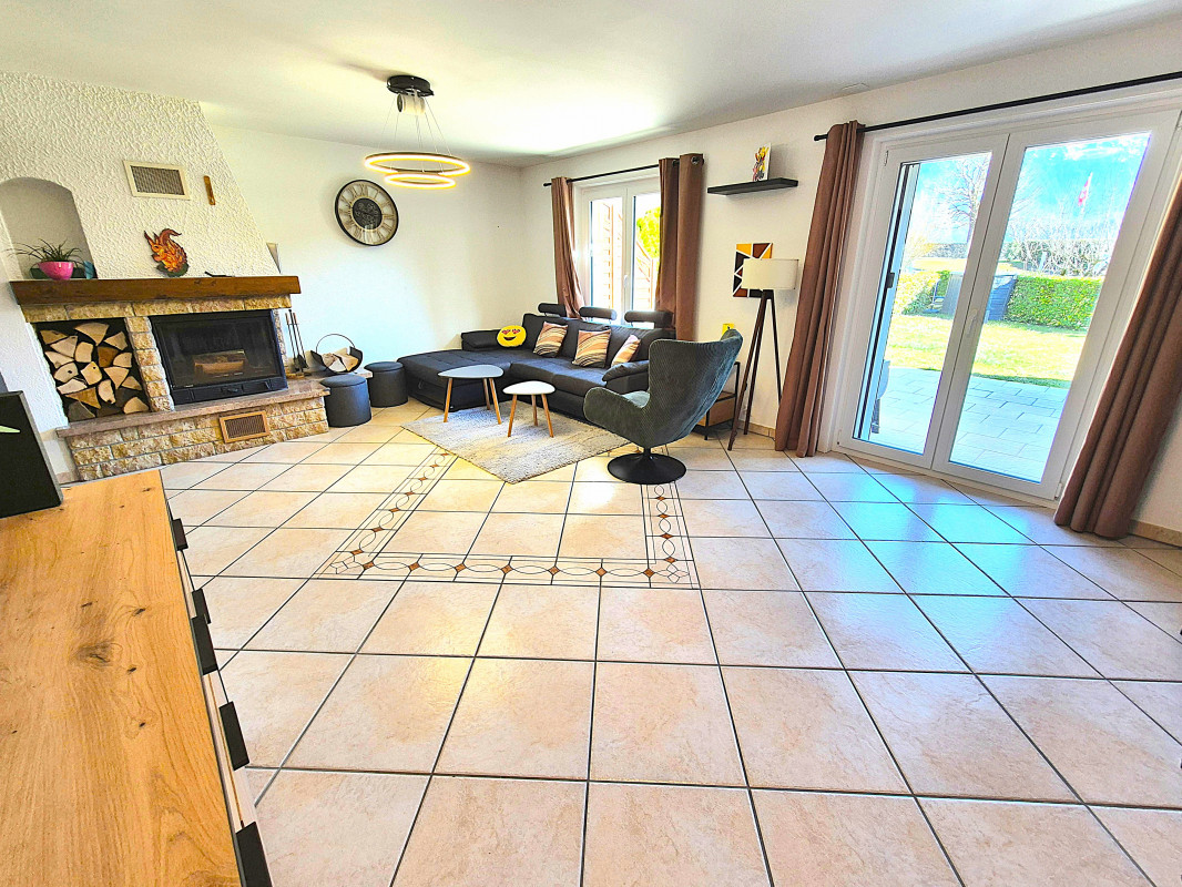 Superbe maison mitoyenne rénovée de 4,5 pièces avec terrasse, jardin et garage 