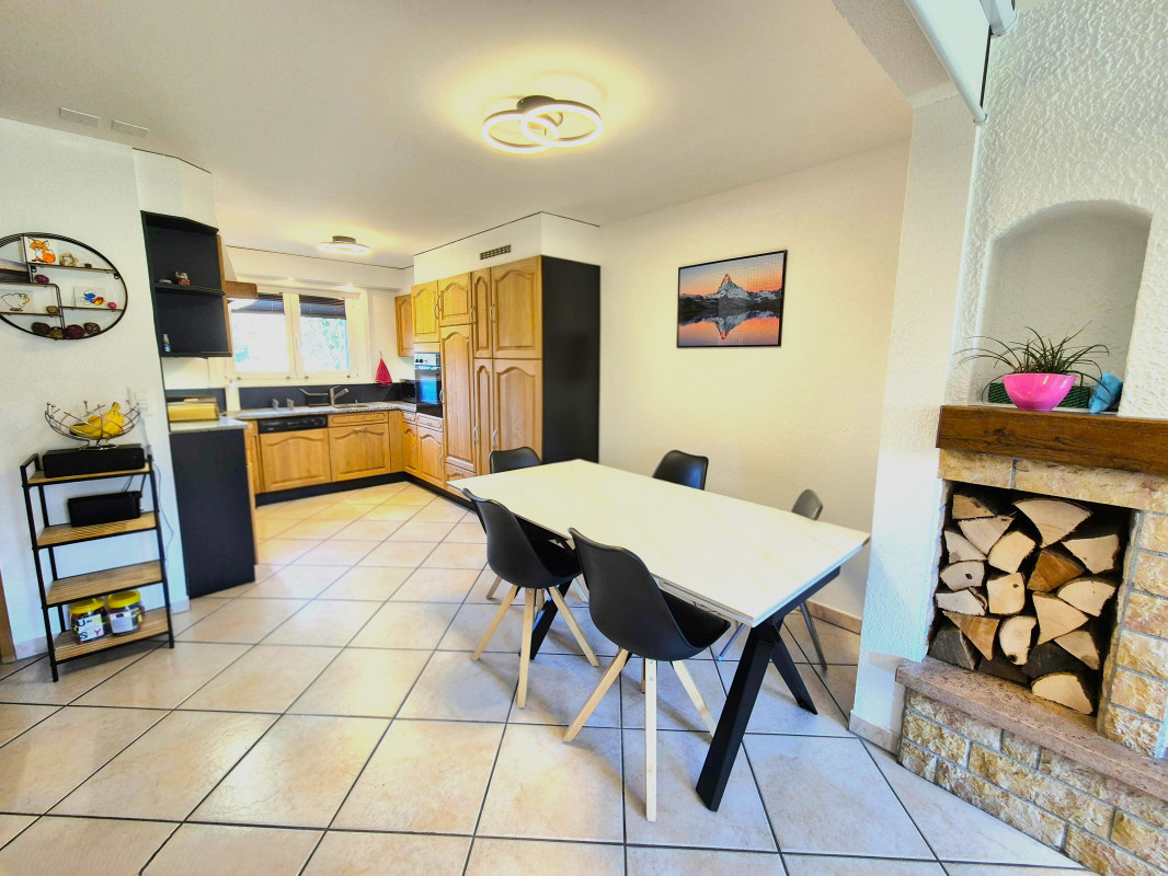 Superbe maison mitoyenne rénovée de 4,5 pièces avec terrasse, jardin et garage 