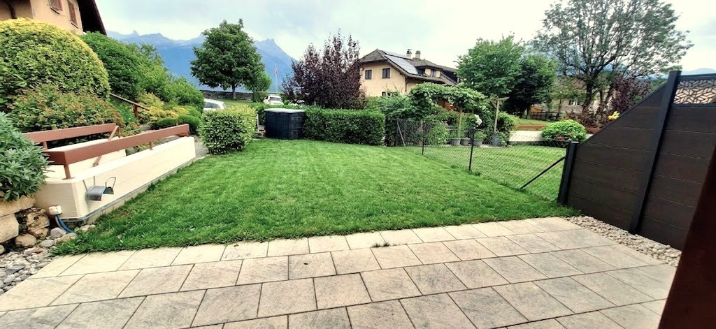 Superbe maison mitoyenne rénovée de 4,5 pièces avec terrasse, jardin et garage 