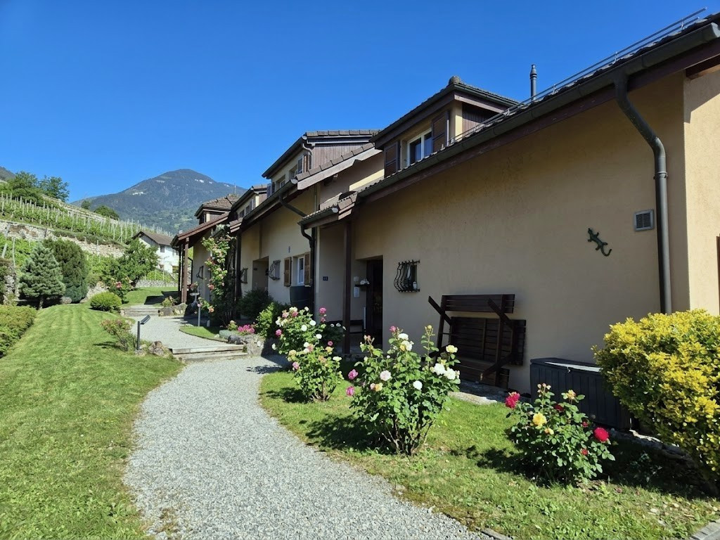 Superbe maison mitoyenne rénovée de 4,5 pièces avec terrasse, jardin et garage 