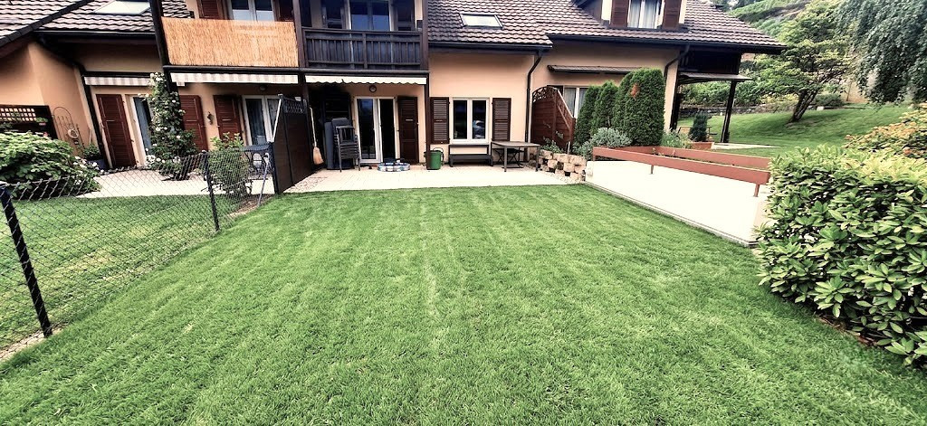 Superbe maison mitoyenne rénovée de 4,5 pièces avec terrasse, jardin et garage 