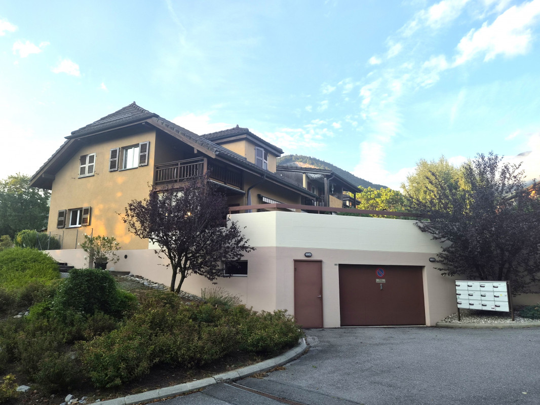 Maison mitoyenne de 4,5 pièces, panneaux solaire, avec terrasse garage 