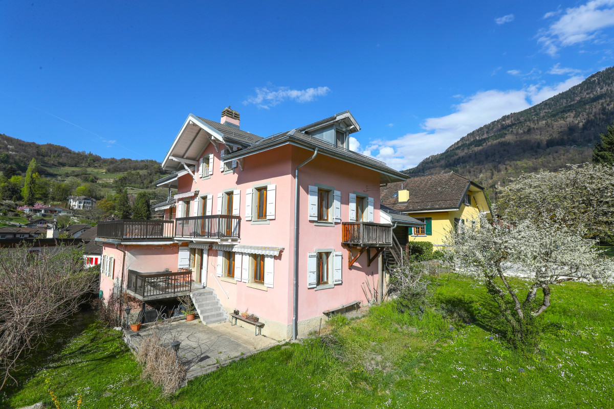 Maison de 2 appartements 3,5 pièces + 1 studio, Grand potentiel !