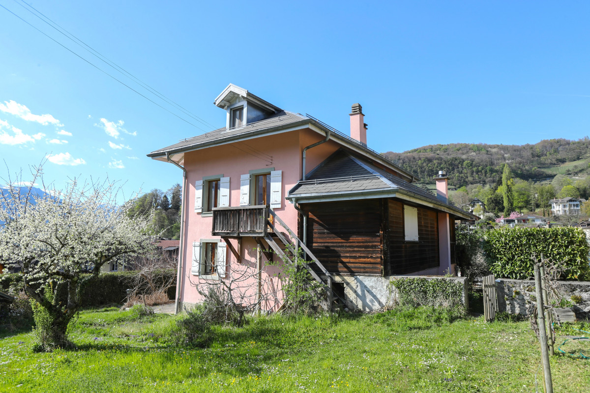 Maison de 2 appartements 3,5 pièces + 1 studio, Grand potentiel !