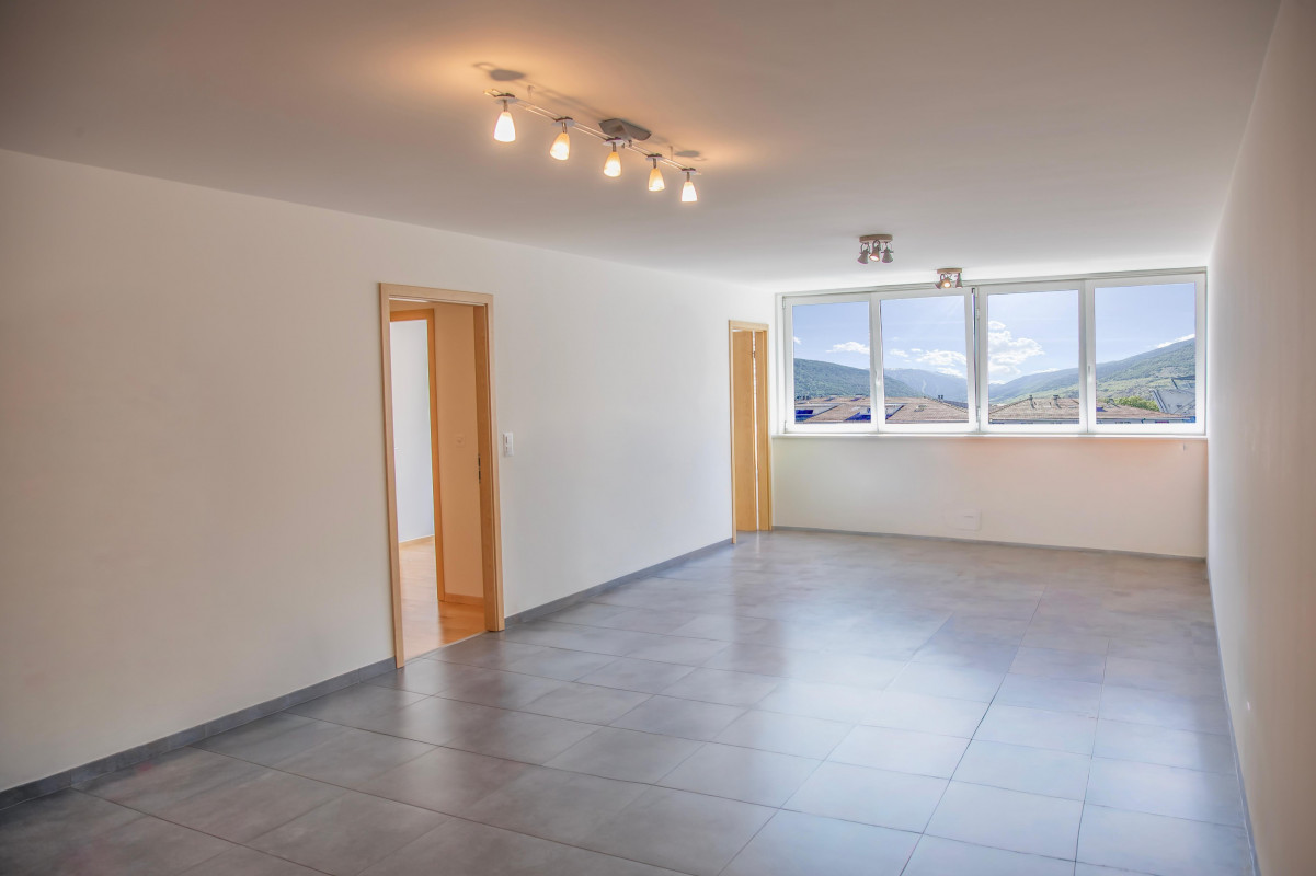 ✨ Grand 2,5 pièces refait à neuf + garage-box privé, Martigny Centre ✨
