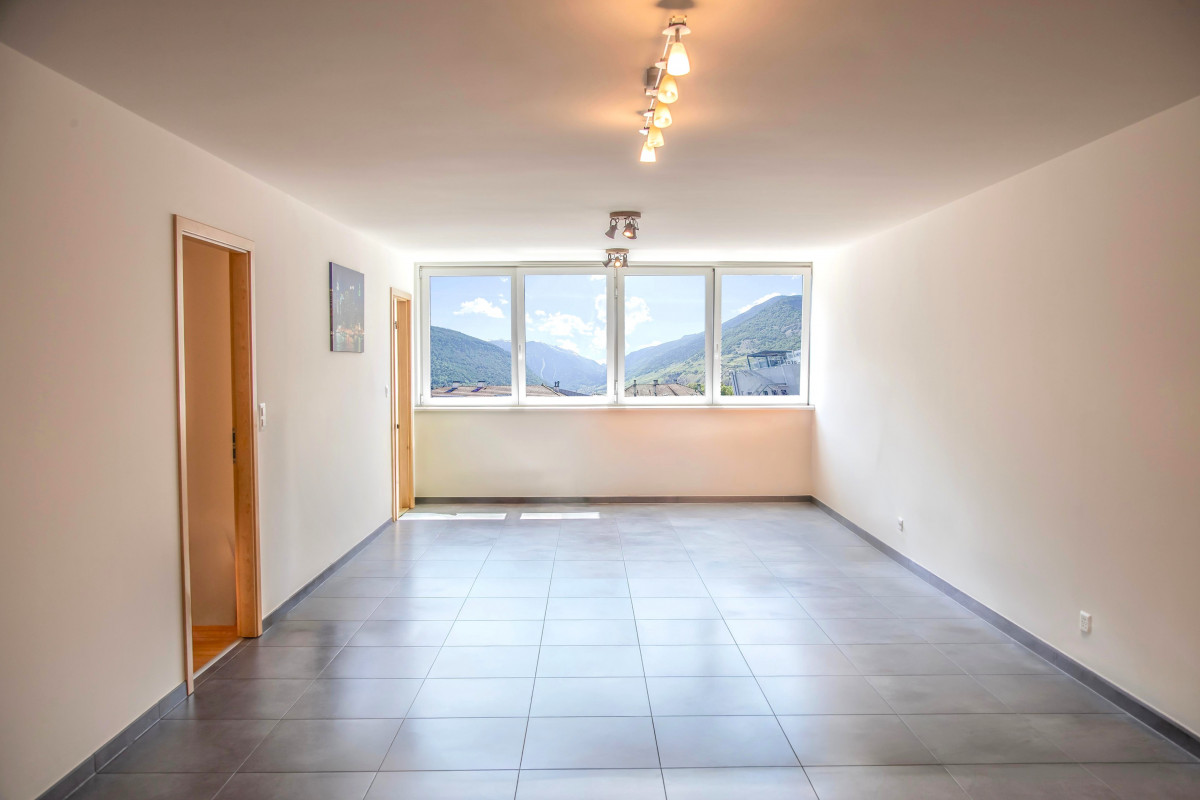 ✨ Grand 2,5 pièces refait à neuf + garage-box privé, Martigny Centre ✨