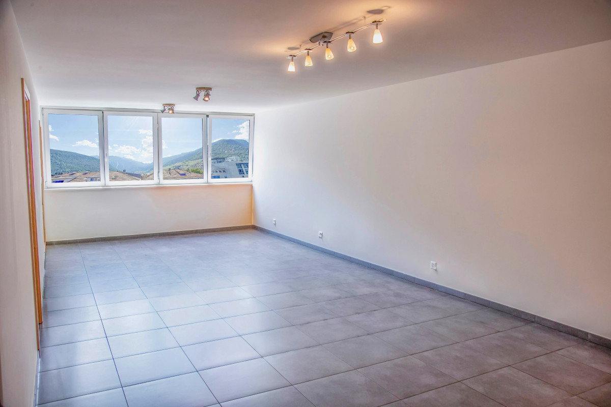 ✨ Grand 2,5 pièces refait à neuf + garage-box privé, Martigny Centre ✨