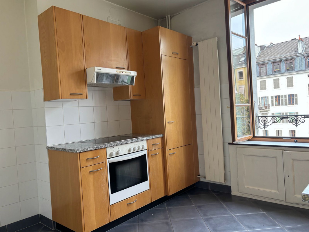 Très charmant 4 pièces dans le quartier de Plainpalais. Beaucoup de cachet!