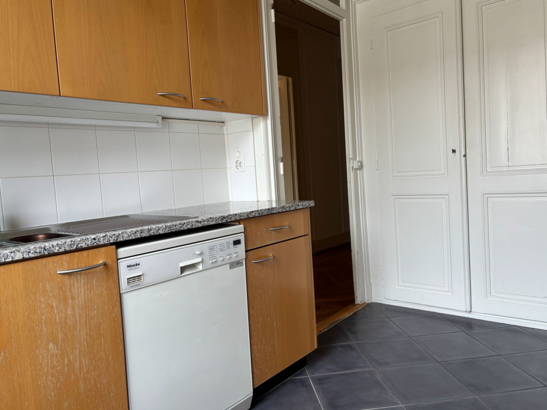 Très charmant 4 pièces dans le quartier de Plainpalais. Beaucoup de cachet!