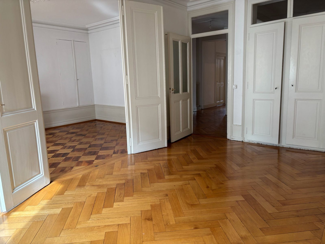 Très charmant 4 pièces dans le quartier de Plainpalais. Beaucoup de cachet!
