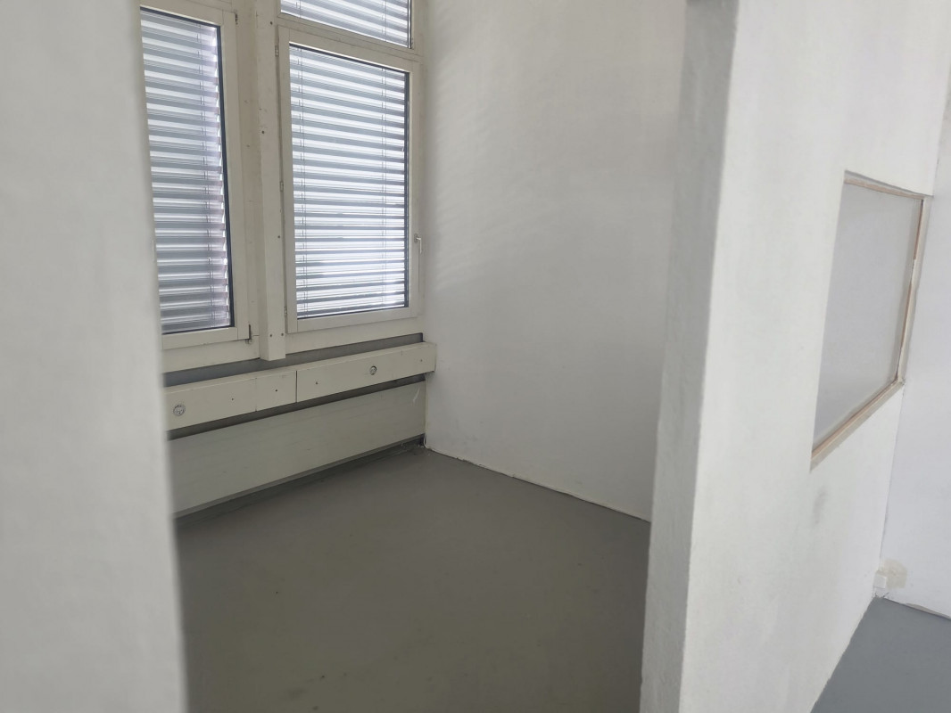 Local commercial rénové idéal pour atelier – 150 m² — photo 9