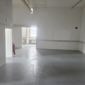 Local commercial rénové idéal pour atelier – 150 m² — photo 2