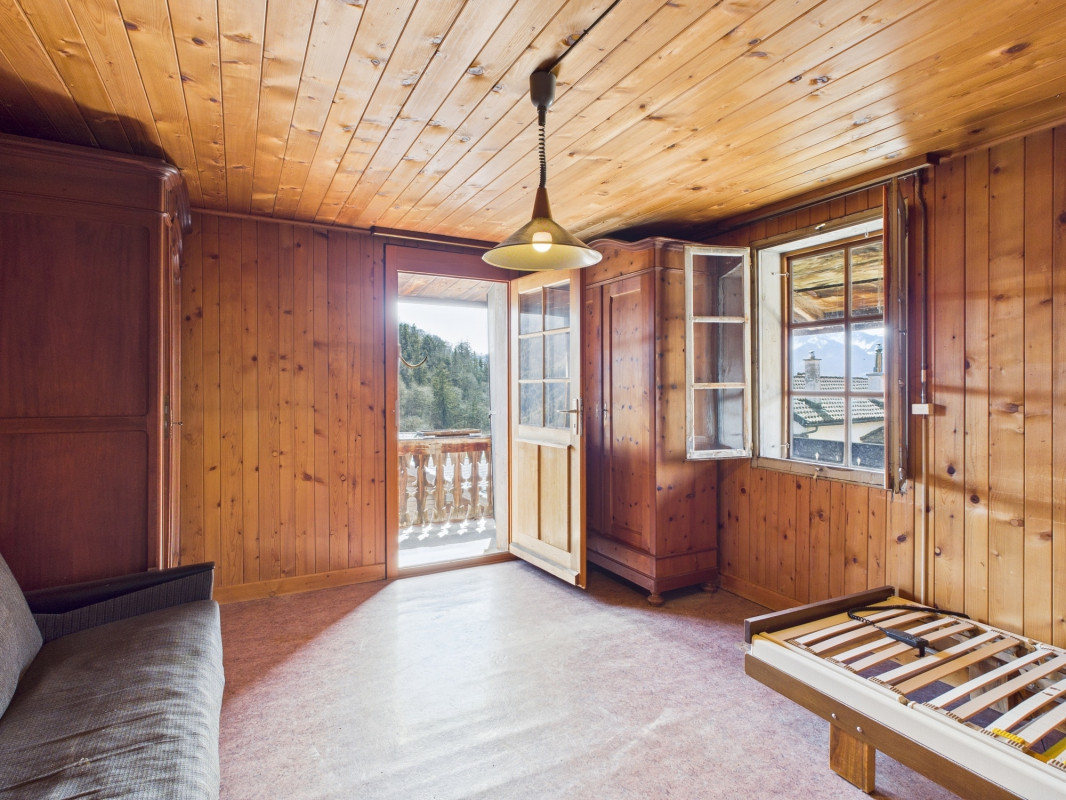 Chalet mitoyen à rénover - vue dégagée - environnement calme et verdoyant 