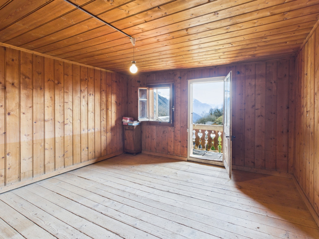 Chalet mitoyen à rénover - vue dégagée - environnement calme et verdoyant 