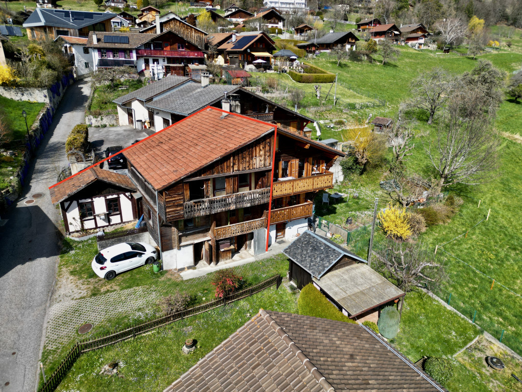 Chalet mitoyen à rénover - vue dégagée - environnement calme et verdoyant 