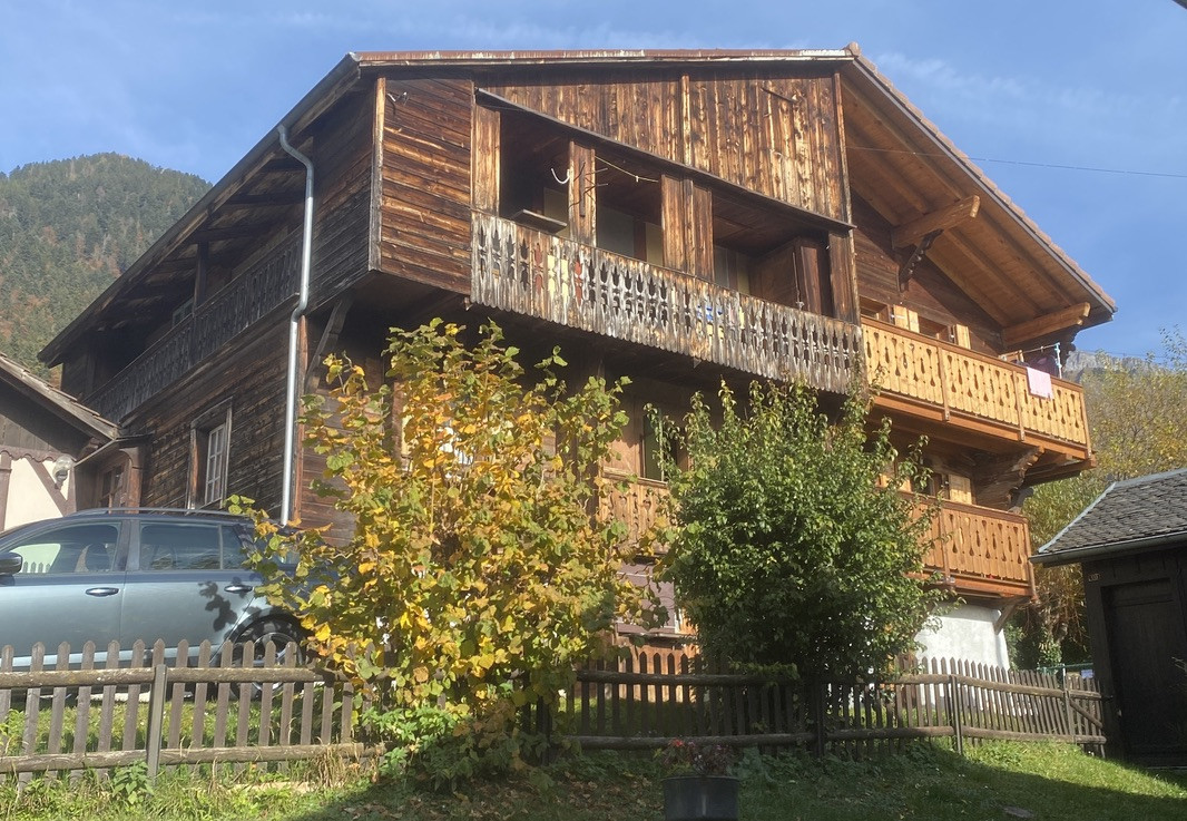 Chalet mitoyen à rénover - vue dégagée - environnement calme et verdoyant 