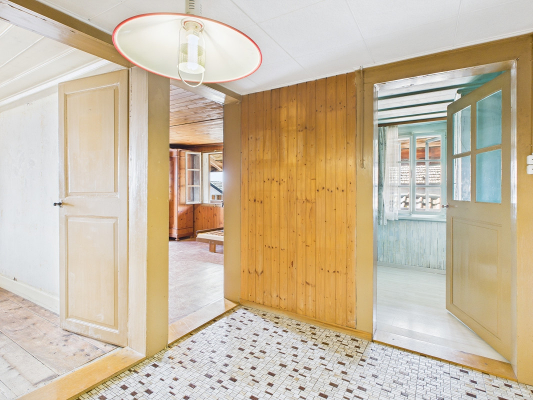 Chalet mitoyen à rénover - vue dégagée - environnement calme et verdoyant 