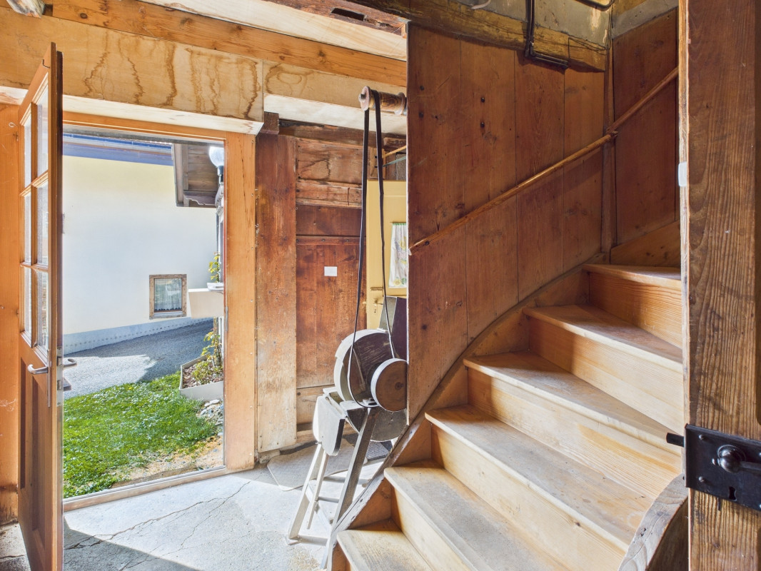 Chalet mitoyen à rénover - vue dégagée - environnement calme et verdoyant 