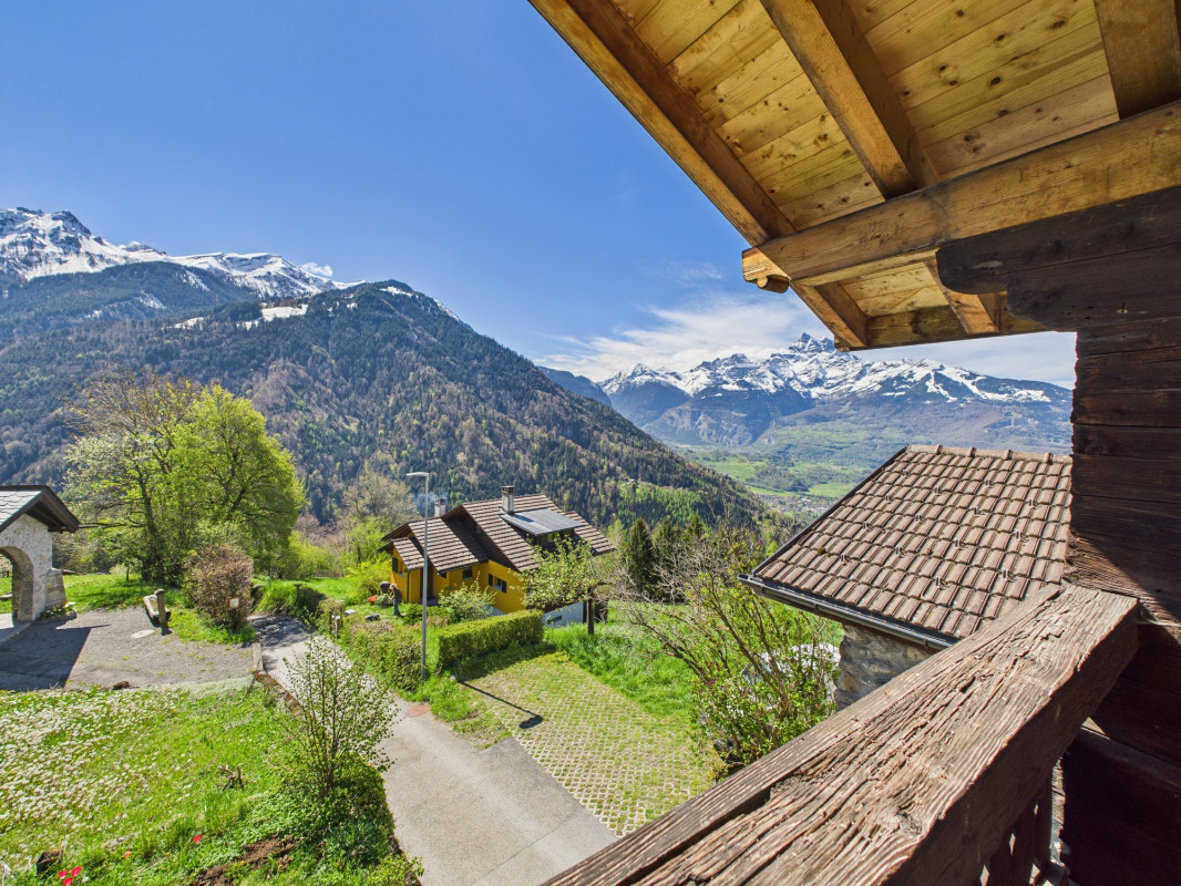 Beau chalet avec grange attenante et vue panoramique - environnement paisible