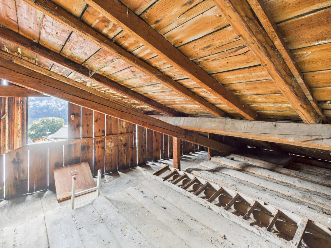 Chalet mitoyen à rénover - vue dégagée - environnement calme et verdoyant 