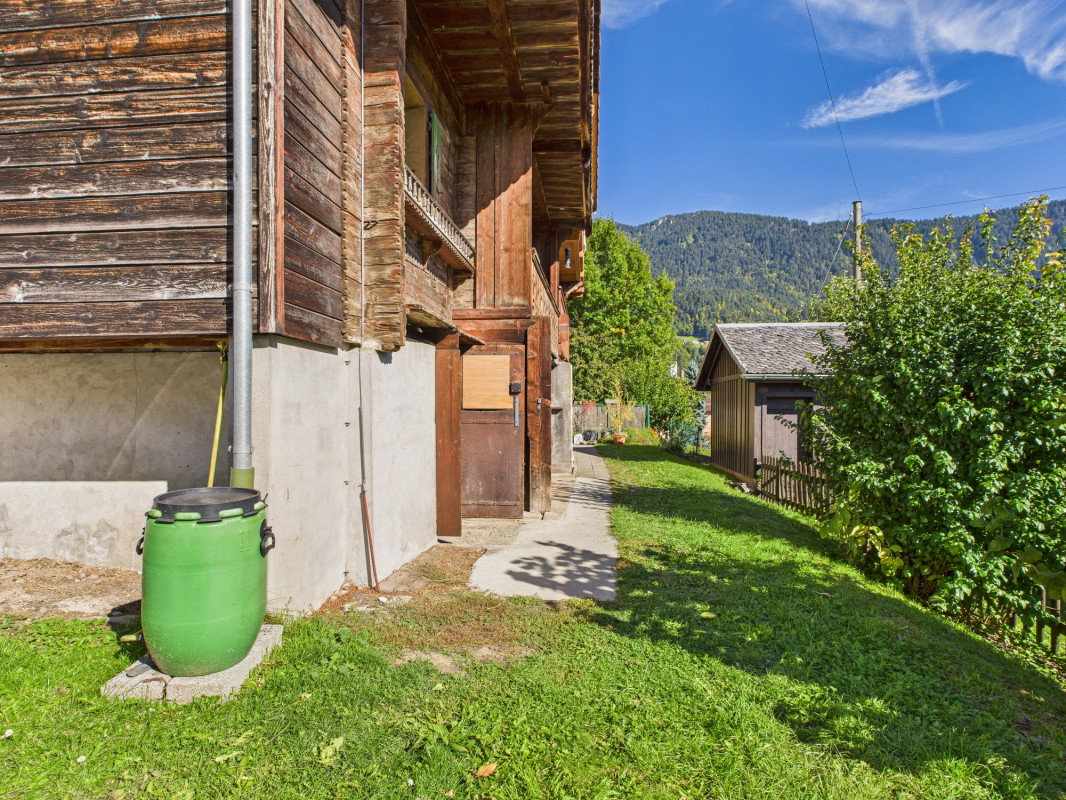 Chalet mitoyen à rénover - vue dégagée - environnement calme et verdoyant 