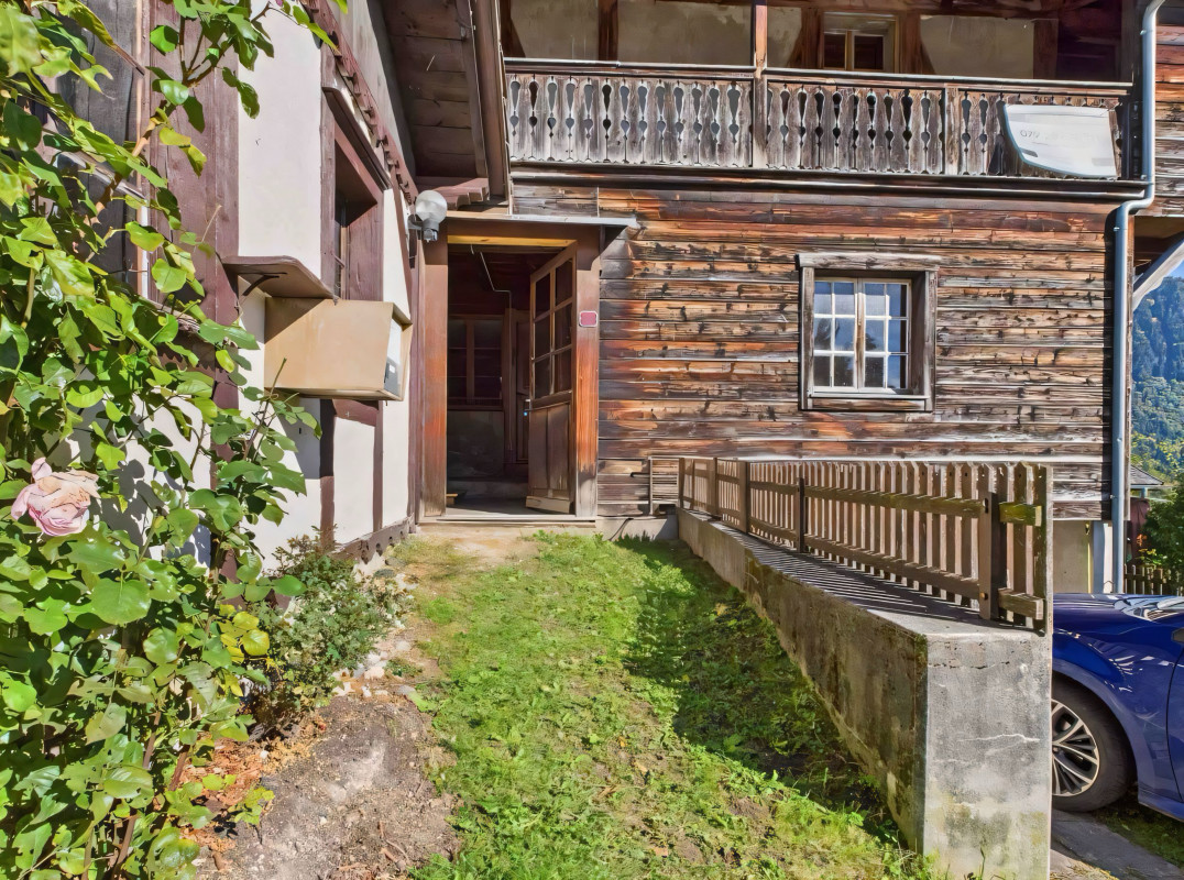 Chalet mitoyen à rénover - vue dégagée - environnement calme et verdoyant 