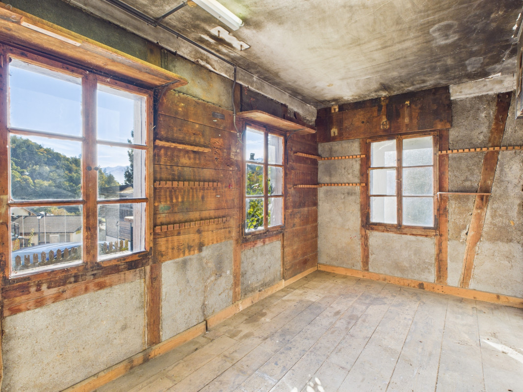 Chalet mitoyen à rénover - vue dégagée - environnement calme et verdoyant 