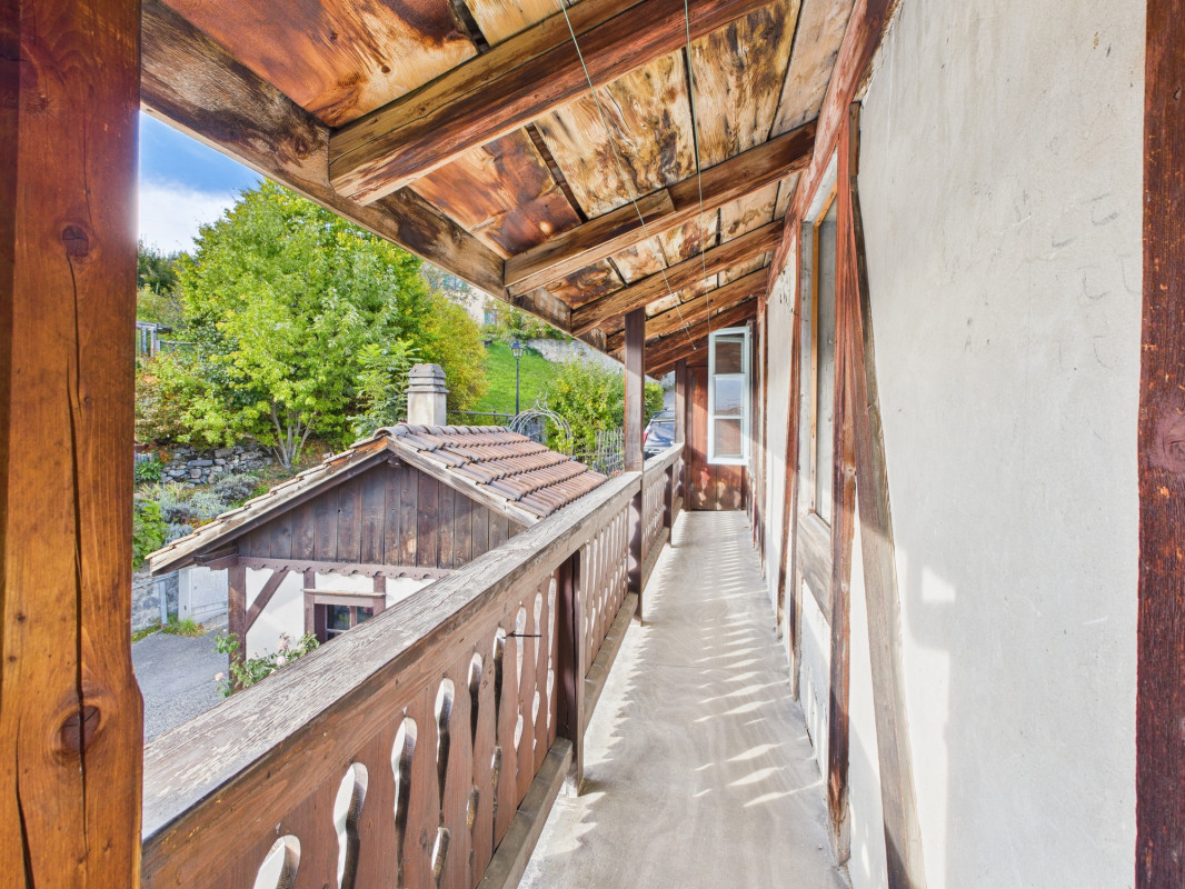 Chalet mitoyen à rénover - vue dégagée - environnement calme et verdoyant 