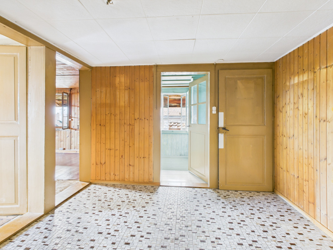 Chalet mitoyen à rénover - vue dégagée - environnement calme et verdoyant 