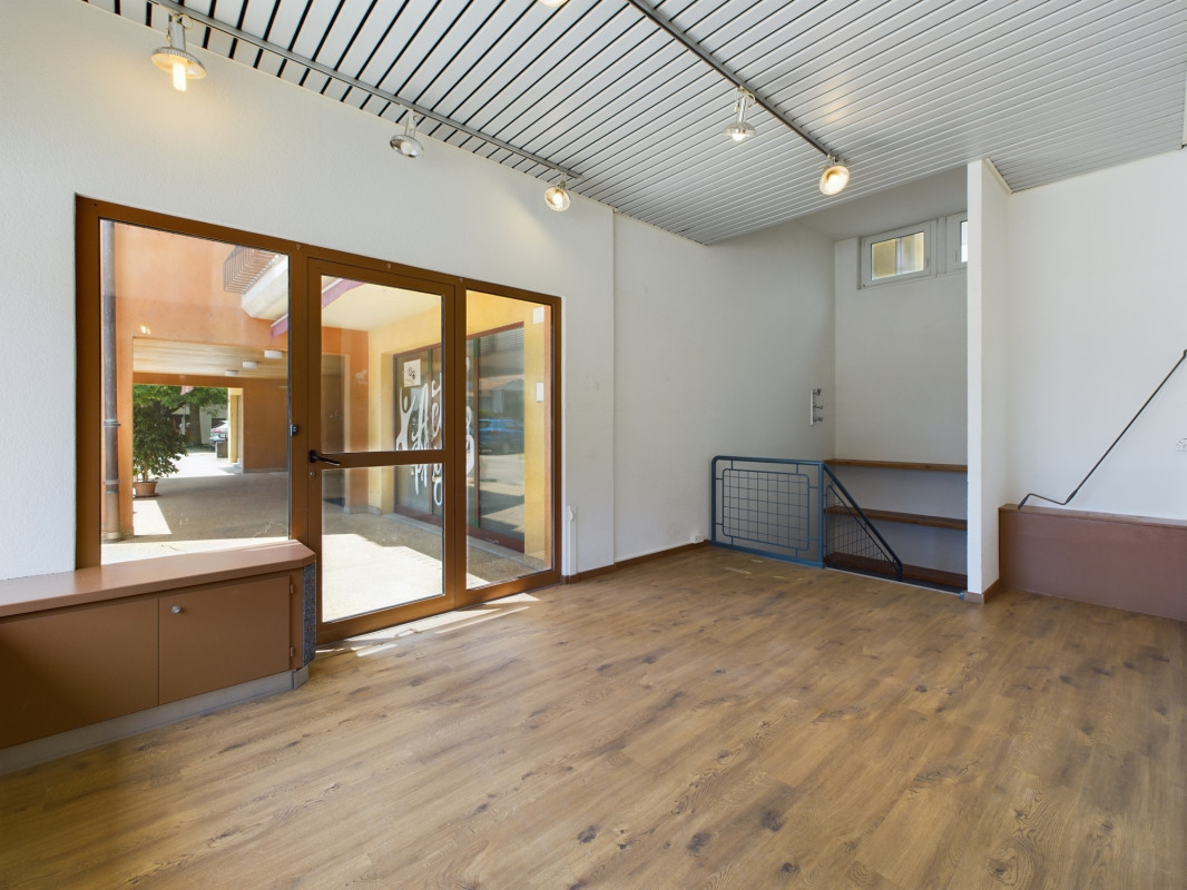 Arcade commerciale avec vitrines