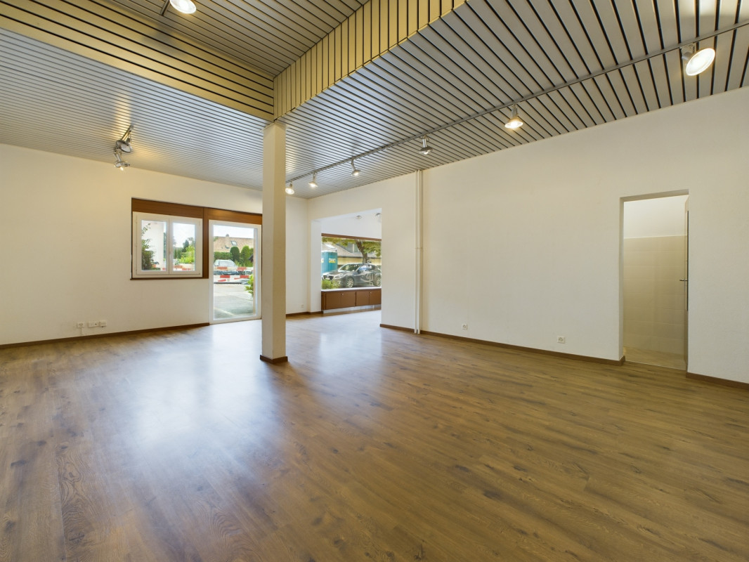 Arcade commerciale avec vitrines