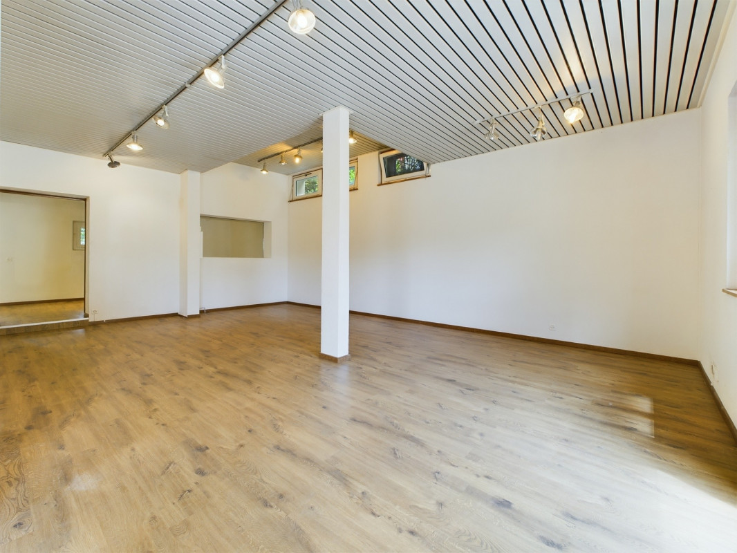 Arcade commerciale avec vitrines