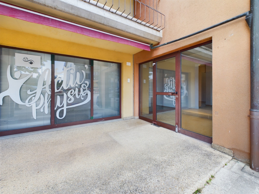 Arcade commerciale avec vitrines