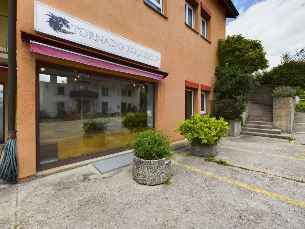 Arcade commerciale avec vitrines