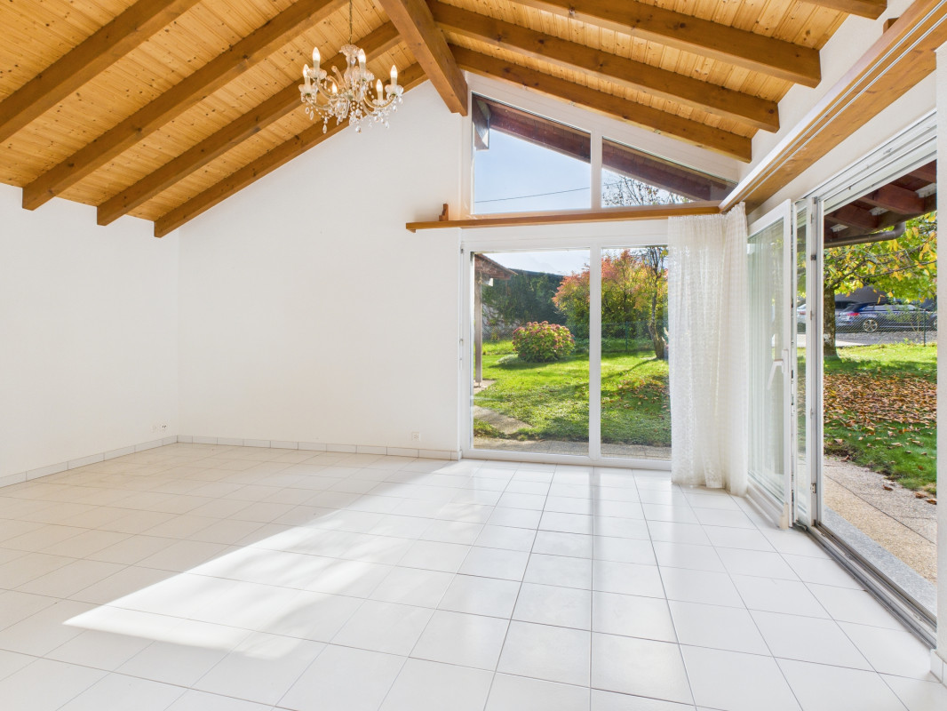 Belle villa individuelle de plain-pied, dans un quartier calme et verdoyant