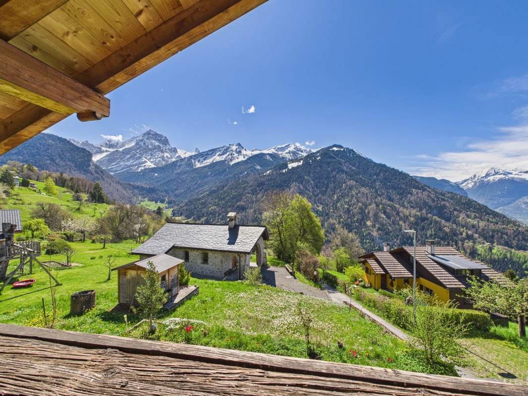 Beau chalet avec grange attenante et vue panoramique - environnement paisible