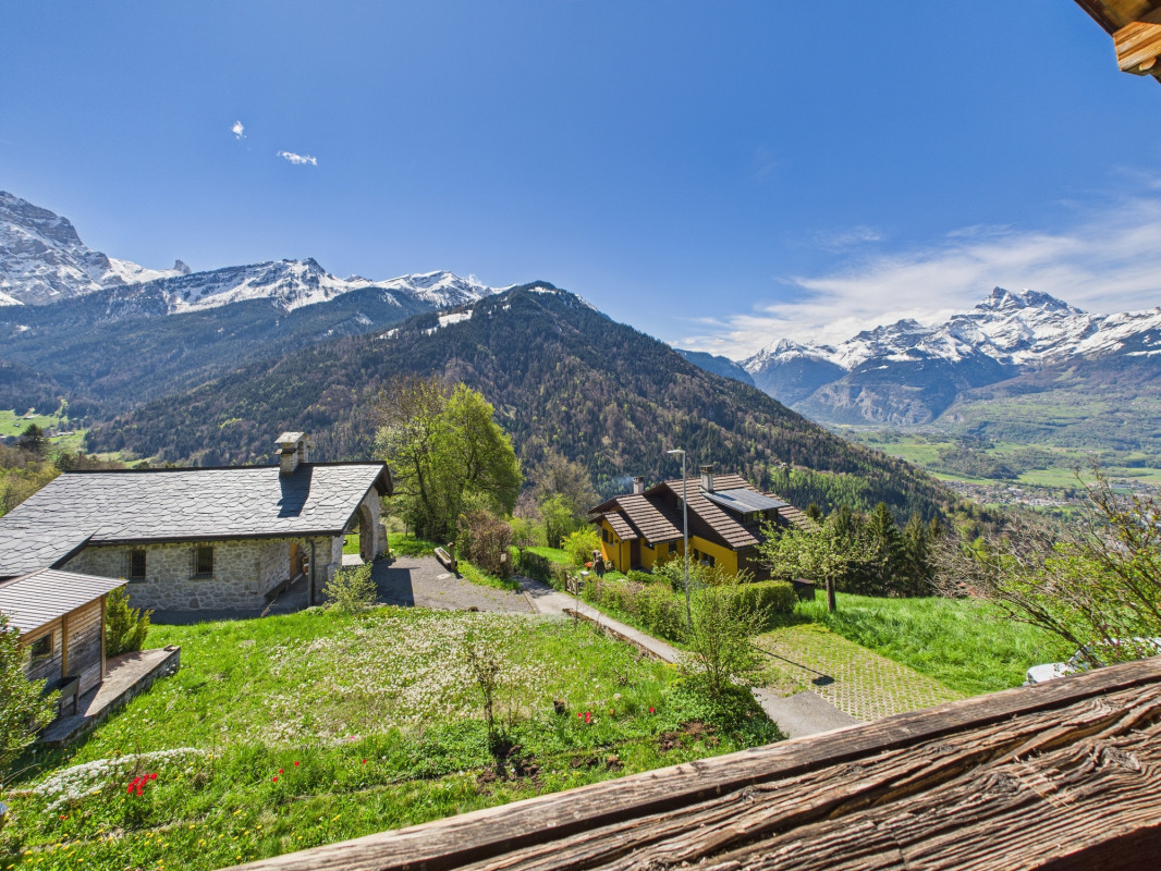 Beau chalet avec grange attenante et vue panoramique - environnement paisible